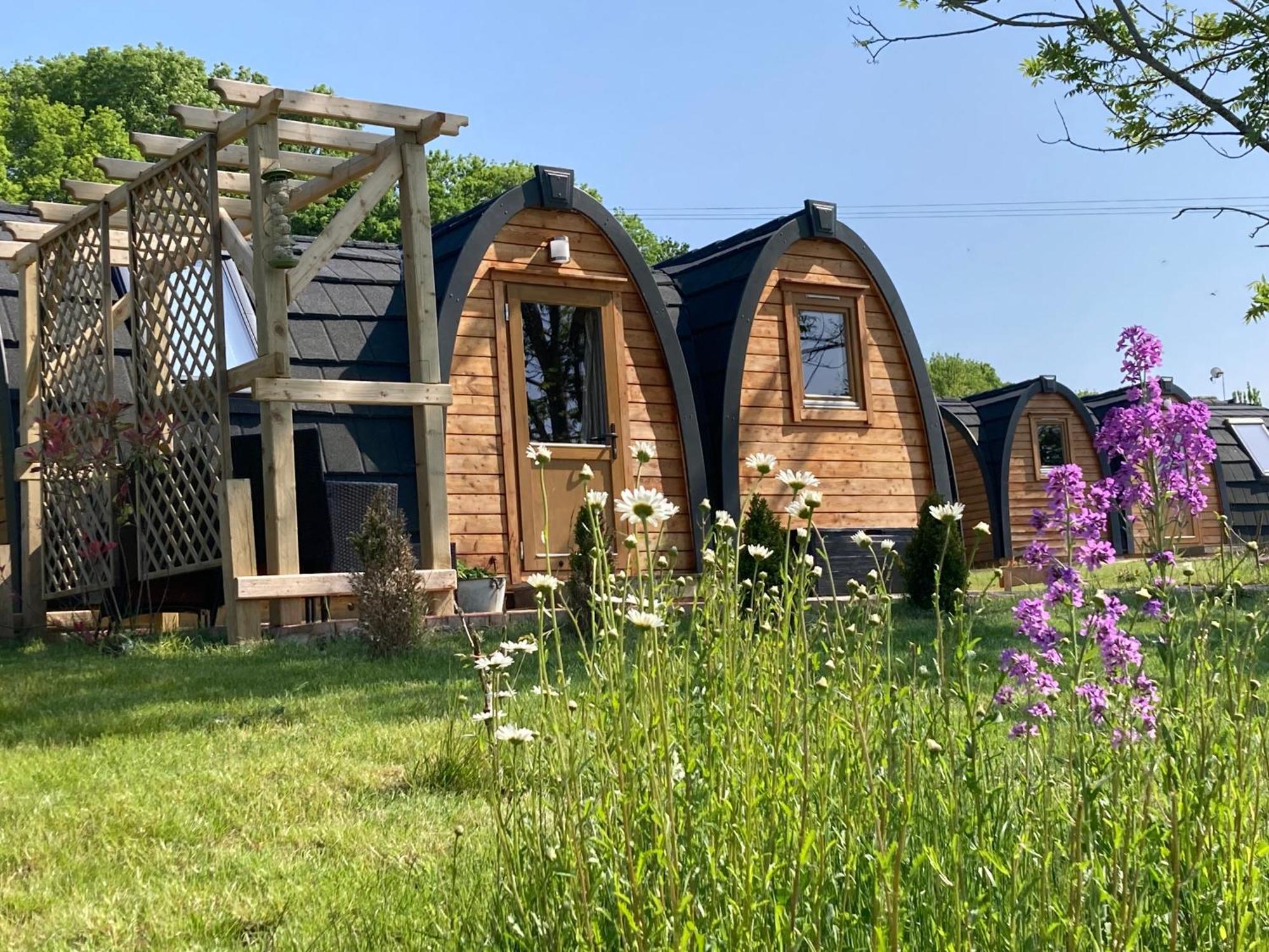 Rabbit Glamping Pod School House Farm 호텔 Leighton  외부 사진
